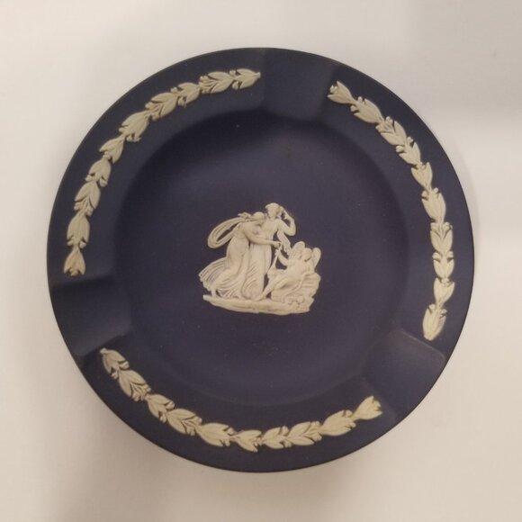 Pair of Vintage Wedgewood 4 3/8" Ashtrays - Picture 3 of 4